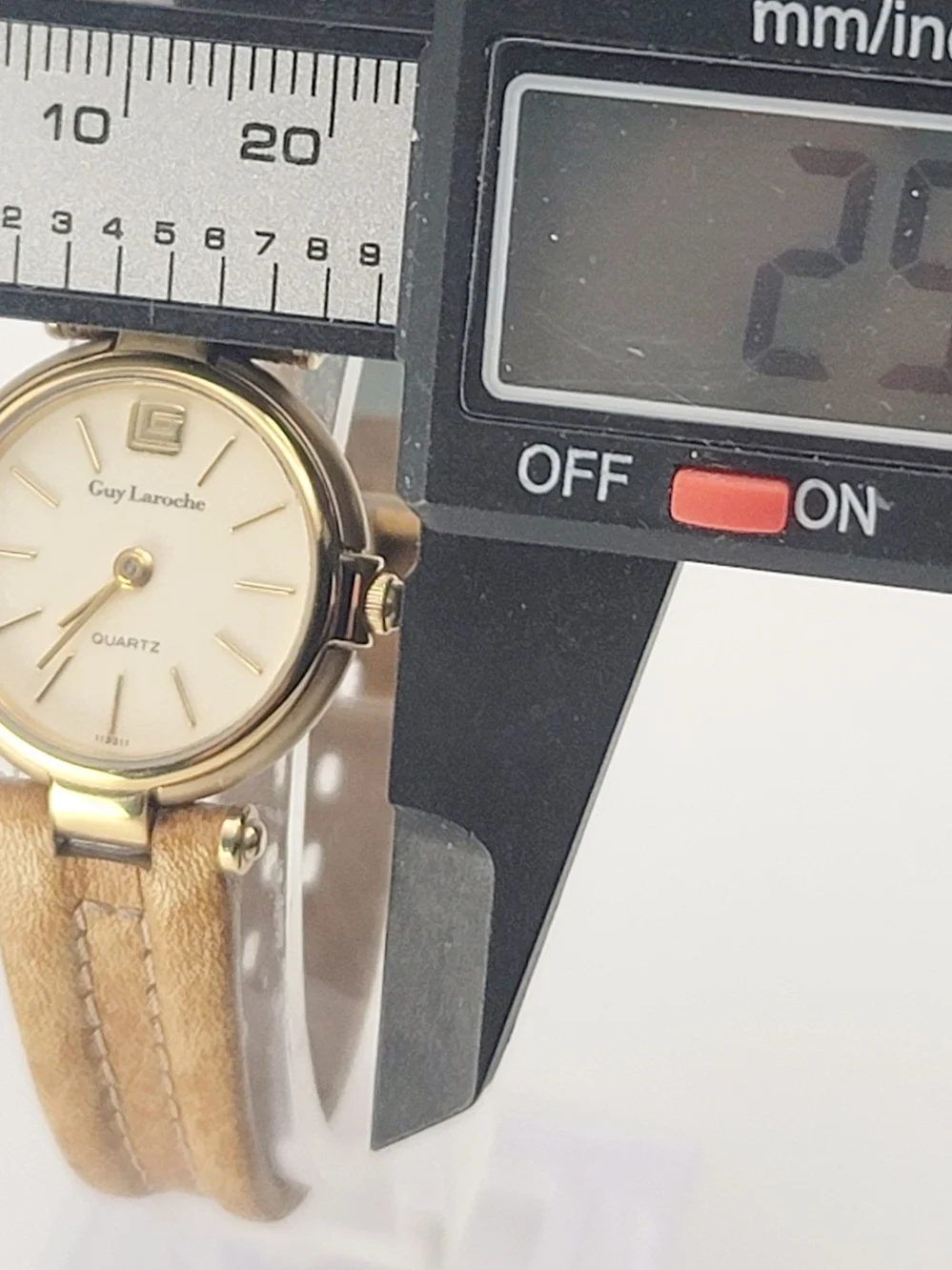 Vintage Guy Laroche Women's Watch 113211 115-2079 Gold Tone Quartz